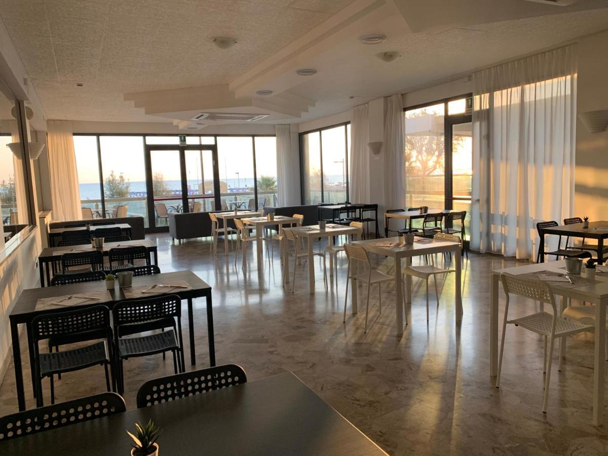 Hotel Tritone Ріміні Екстер'єр фото