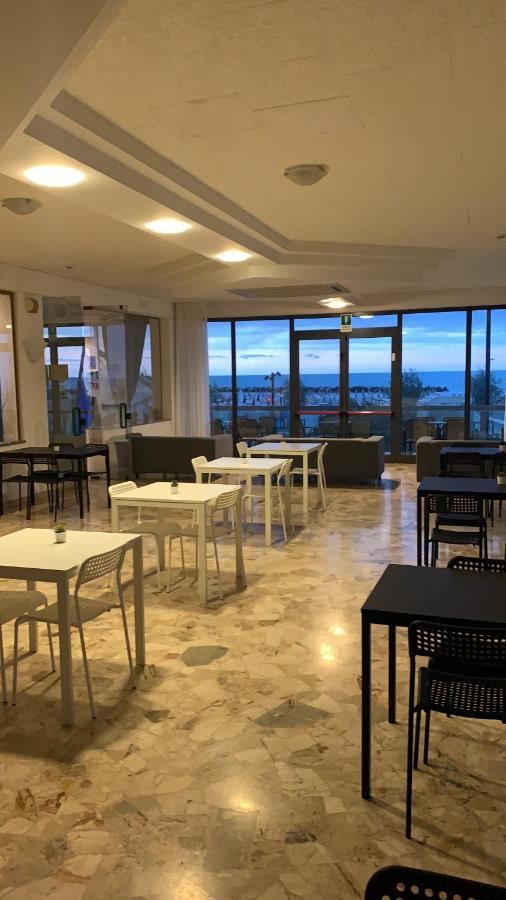 Hotel Tritone Ріміні Екстер'єр фото
