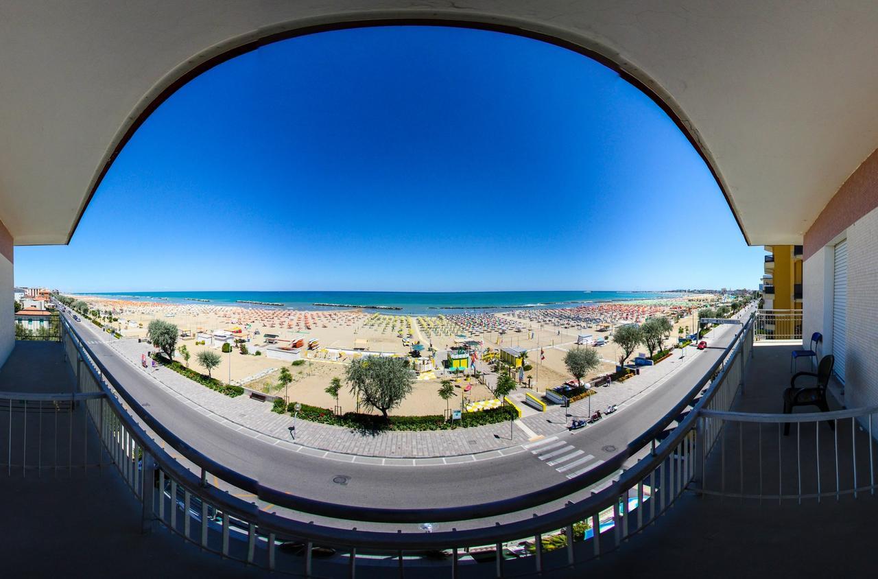 Hotel Tritone Ріміні Екстер'єр фото