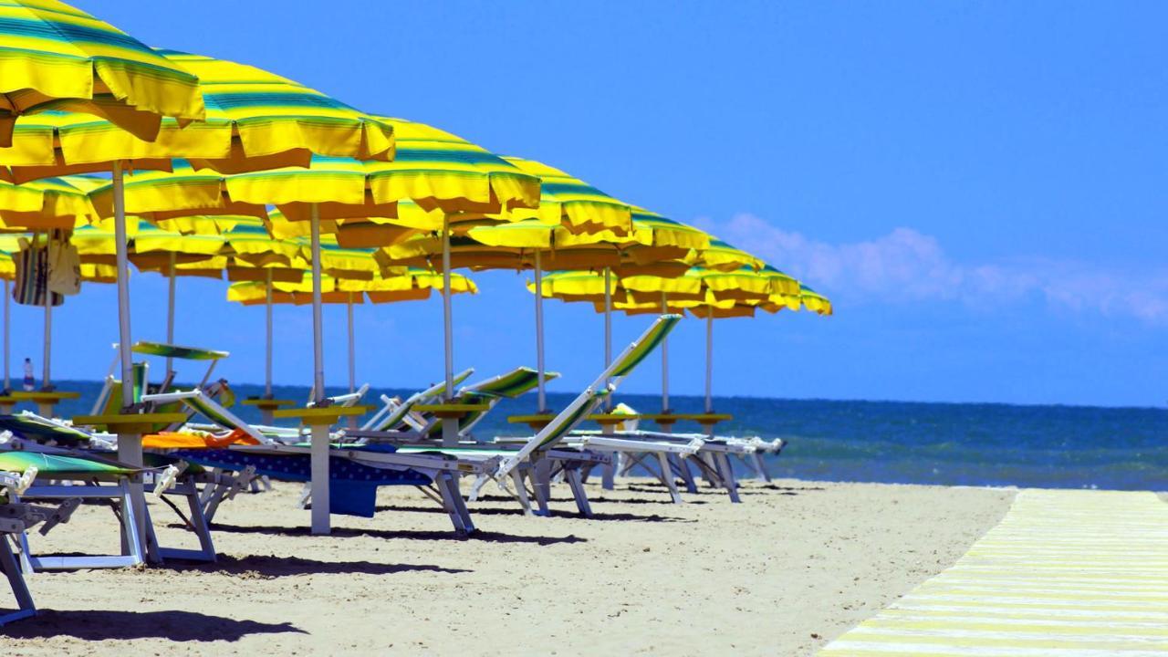 Hotel Tritone Ріміні Екстер'єр фото