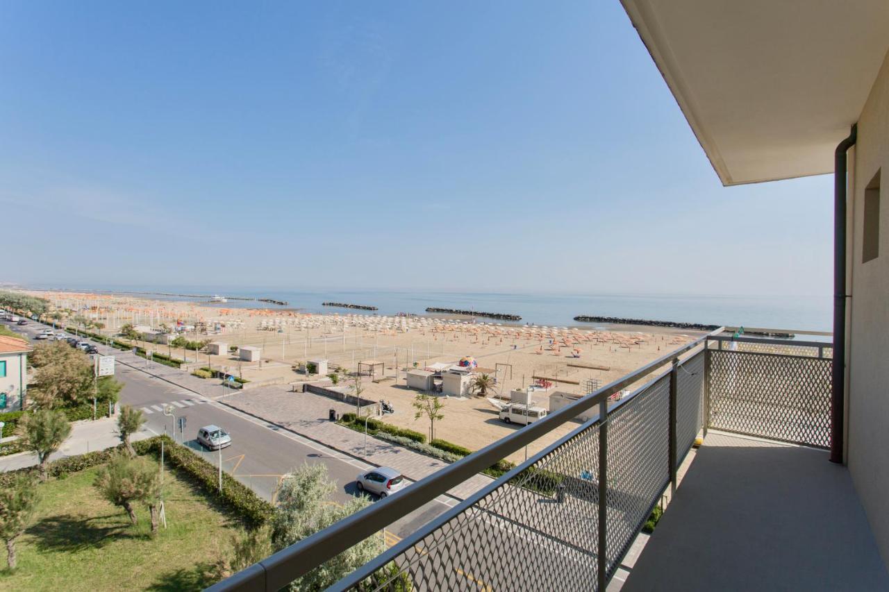 Hotel Tritone Ріміні Екстер'єр фото